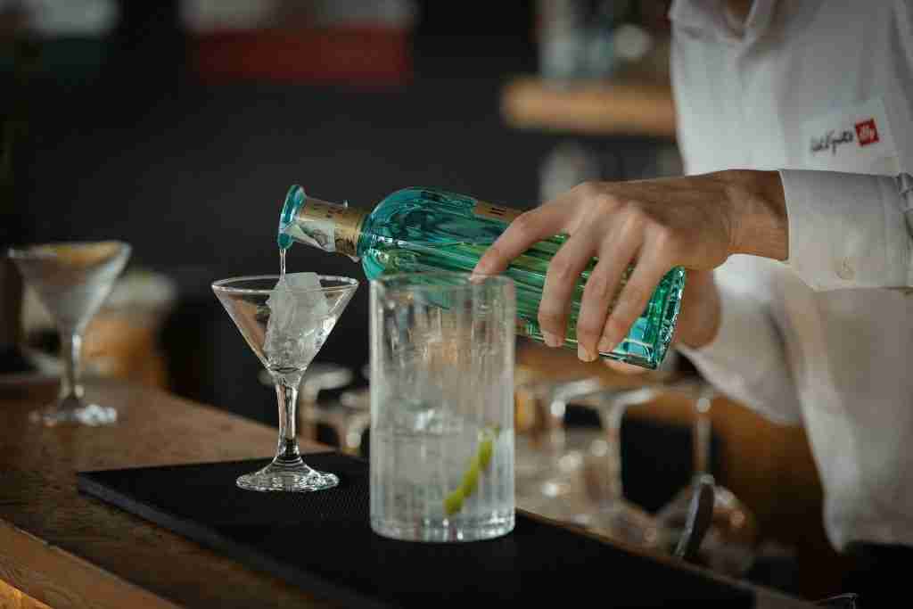 Martini Day - Bartender realizza lo Special Open Martini